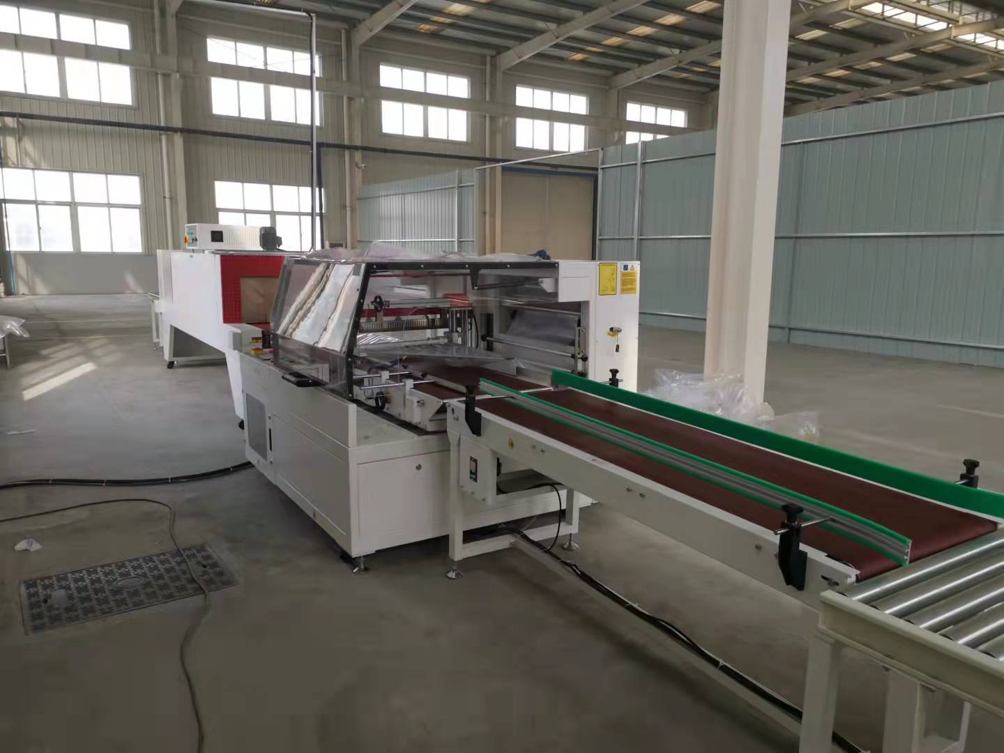 山東濰坊用戶(hù)熱收縮包裝機(jī)(邊封款)交機(jī)現(xiàn)場(chǎng)